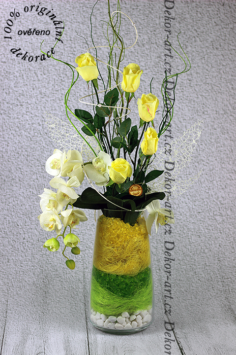 Moderní skleněná váza s barevnými kamínky