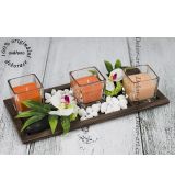 Moderní designová relaxační svícen v lososové barvě svíček s okrasnými prvky.