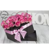 Krásně barevný a originální flower box s růžovými růžemi v tmavé krabici.