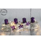 Luxusní vánoční dekorace adventní svícen ve fialové barvě.
