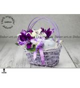 Dekorační velikonoční košíček s fialovými květy