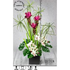 Japonská ikebana s orchidejí a curcumou