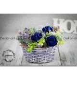 Podzimní košíček s modrými růžemi a borůvčím