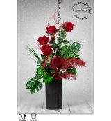 Luxusní kytice rudých růží s perlami v designové váze