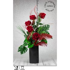 Luxusní kytice rudých růží s perlami v designové váze
