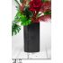 Designová váza se sametovými růžemi a perlami