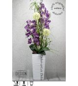 Velká moderní dekorace s krásnou orchidejí a přírodním proutím