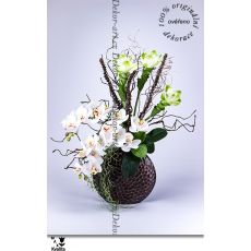 Luxusní váza s bílou orchidejí a tropickou curcumou