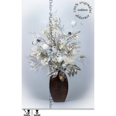 Luxusní Vánoční strom s květy magnolií a sněhovými obláčky