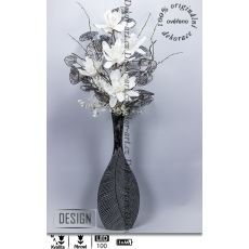 Luxusní designová váza s bílými květy magnolií a vějíři ginkgo biloby