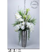Designová stříbrná váza s krásnou bílou orchidejí