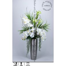 Designová stříbrná váza s krásnou bílou orchidejí