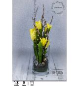 Jarní designová dekorace tulipánů ve skleněné váze