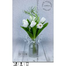 Krásné bílé tulipány ve skleněné váze