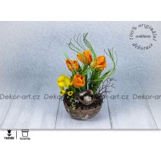 Krásné jarní aranžmá se svěžími květy tulipánů a frézií