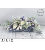 Strukturovaný truhlík s šedou patinou plné květů v Provence stylu