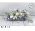 Strukturovaný truhlík s šedou patinou plné květů v Provence stylu