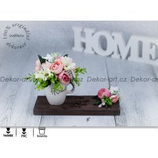 Letní dekorace s růžovými květy kamélií v hrnečku HOME