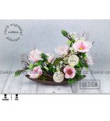 Krásná letní ikebana  růžových magnolií v designové loďce