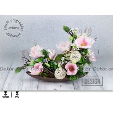 Krásná letní ikebana  růžových magnolií v designové loďce