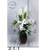 Designová váza s velkými bílých květy kurkum a orchidejí