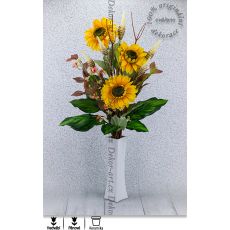 Dekorace s květy krásných slunečnic v designové váze