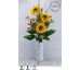 Dekorace s květy krásných slunečnic v designové váze