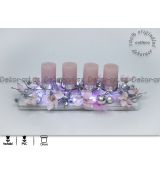 LED svícen s ledovými květy a růžovým peřím