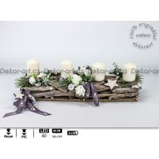 Adventní svícen s bílými růžemi ve stylu minimalismu