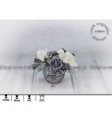 Stylová dekorace s bílou orchidejí a šedými růžemi
