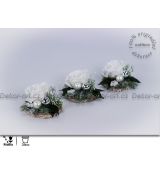 Vánoční dekorace s bílou růží pro výzdobu vánoční tabule