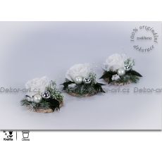 Vánoční dekorace s bílou růží pro výzdobu vánoční tabule