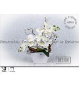Designová dekorace plná krásných květů orchidejí