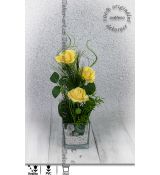 Design žlutých růží ve skleněné váze