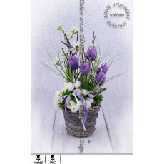 Jarní dekorace s ptáčky a fialovými tulipány