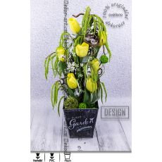 Originální jarní dekorace plná žlutých tulipánů