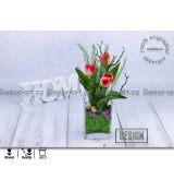 Dekorace s jarními tulipány ve skleněné váze