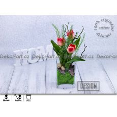 Dekorace s jarními tulipány ve skleněné váze