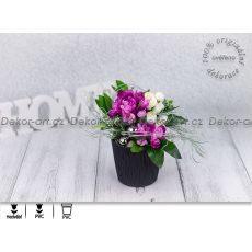 Letní dekorace rododendronu se stylovými kovovými koulemi