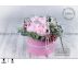 Květinový flower box s hedvábnými pivoňkami a peříčkem
