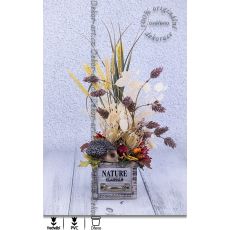 Krásná podzimní kytice v dřevěném truhlíku s nápisy
