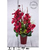 Dekorace plná květů červených tropických orchidejí