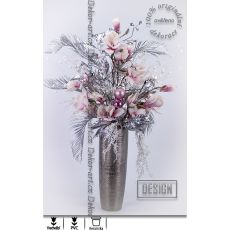 Vánoční dekorace s krásnými květy magnolií v designové váze