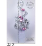 Vánoční stromek z bílé girlandy a krásných květů vánoční hvězdy