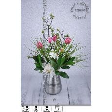 Jarní dekorace s krásnými tulipány v designové váze