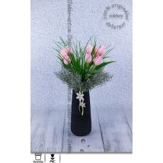 Šedá váza s růžovými tulipány