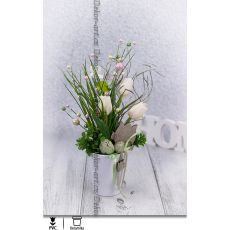 Květináč s bílými tulipány a jarní větvičkou