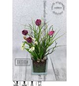 Kytice tulipánů a sněženek ve skleněné váze