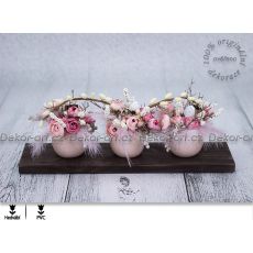 Nadčasová jarní dekorace s růžovými poupaty a sušinou