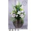 Luxusní váza s velkými bílými květy lilií a kurkumy